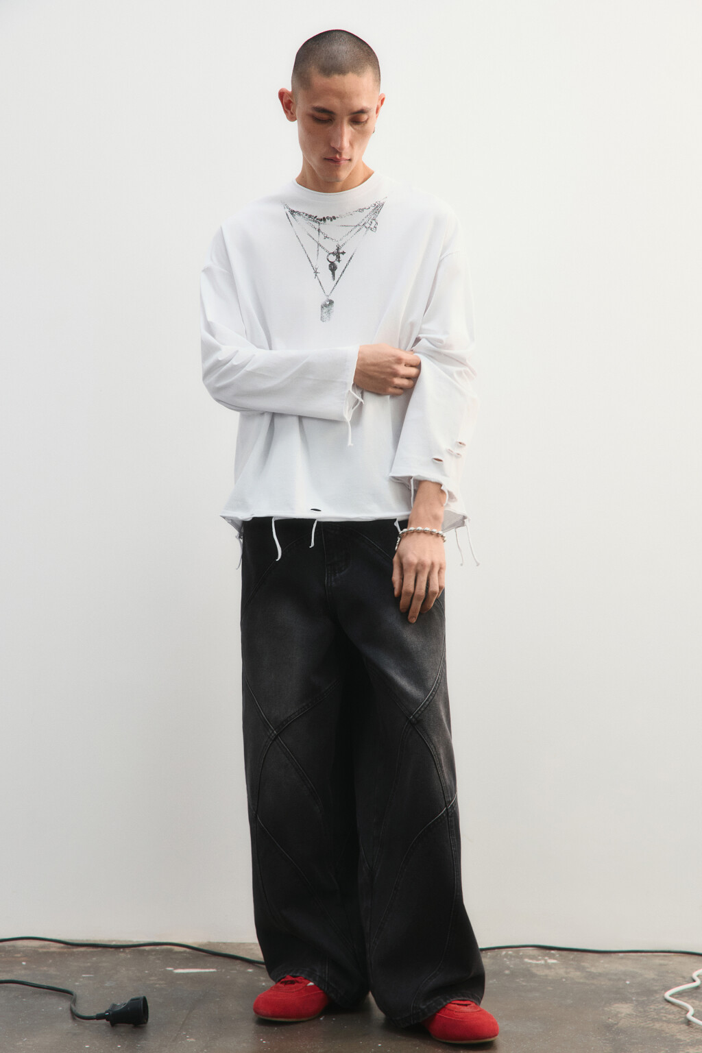 Лонгслив рваный с принтом - цвет белый - 2