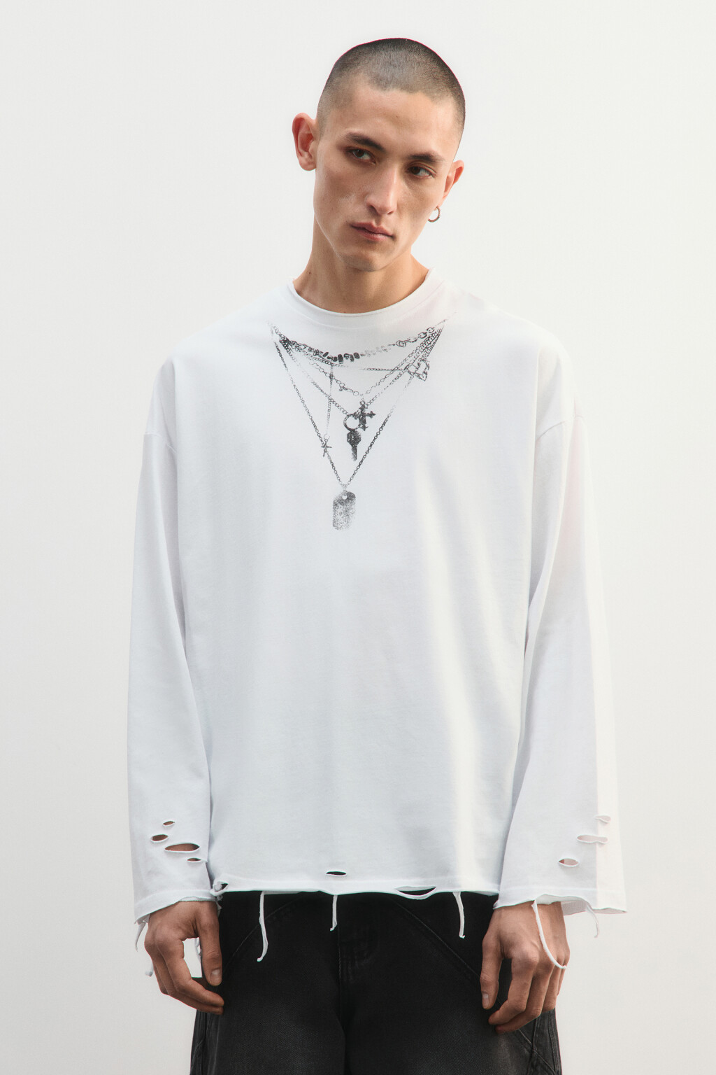 Лонгслив рваный с принтом - цвет белый - 3