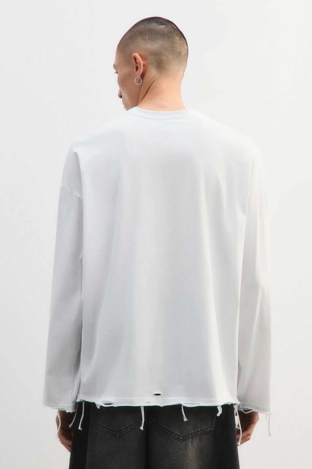 Лонгслив рваный с принтом - цвет белый - 4