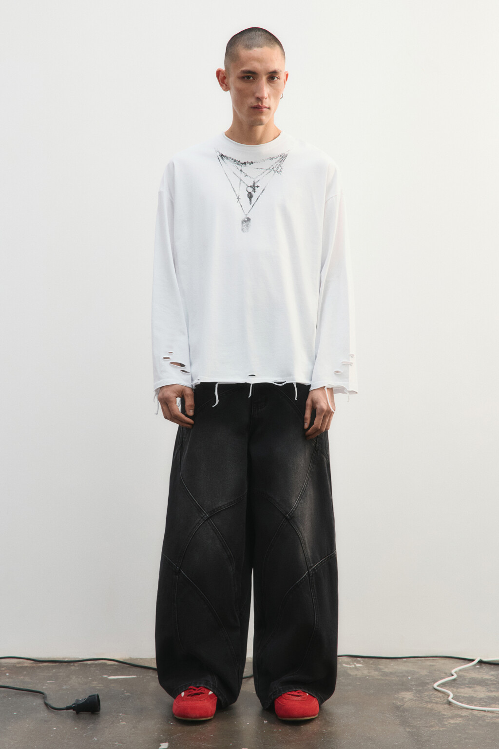 Лонгслив рваный с принтом - цвет белый - 5