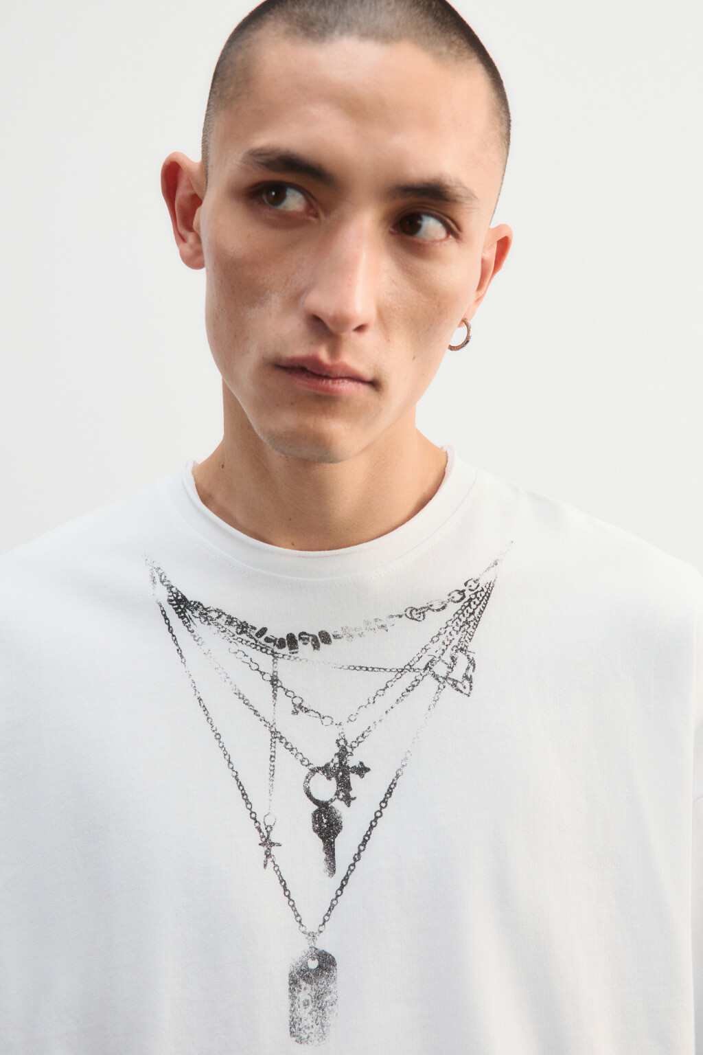 Лонгслив рваный с принтом - цвет белый - 6