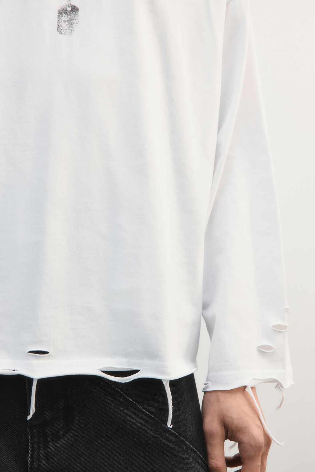 Лонгслив рваный с принтом - цвет белый - 7
