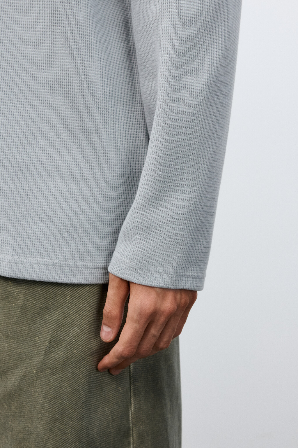 Лонгслив из фактурного трикотажа - цвет серый - 6