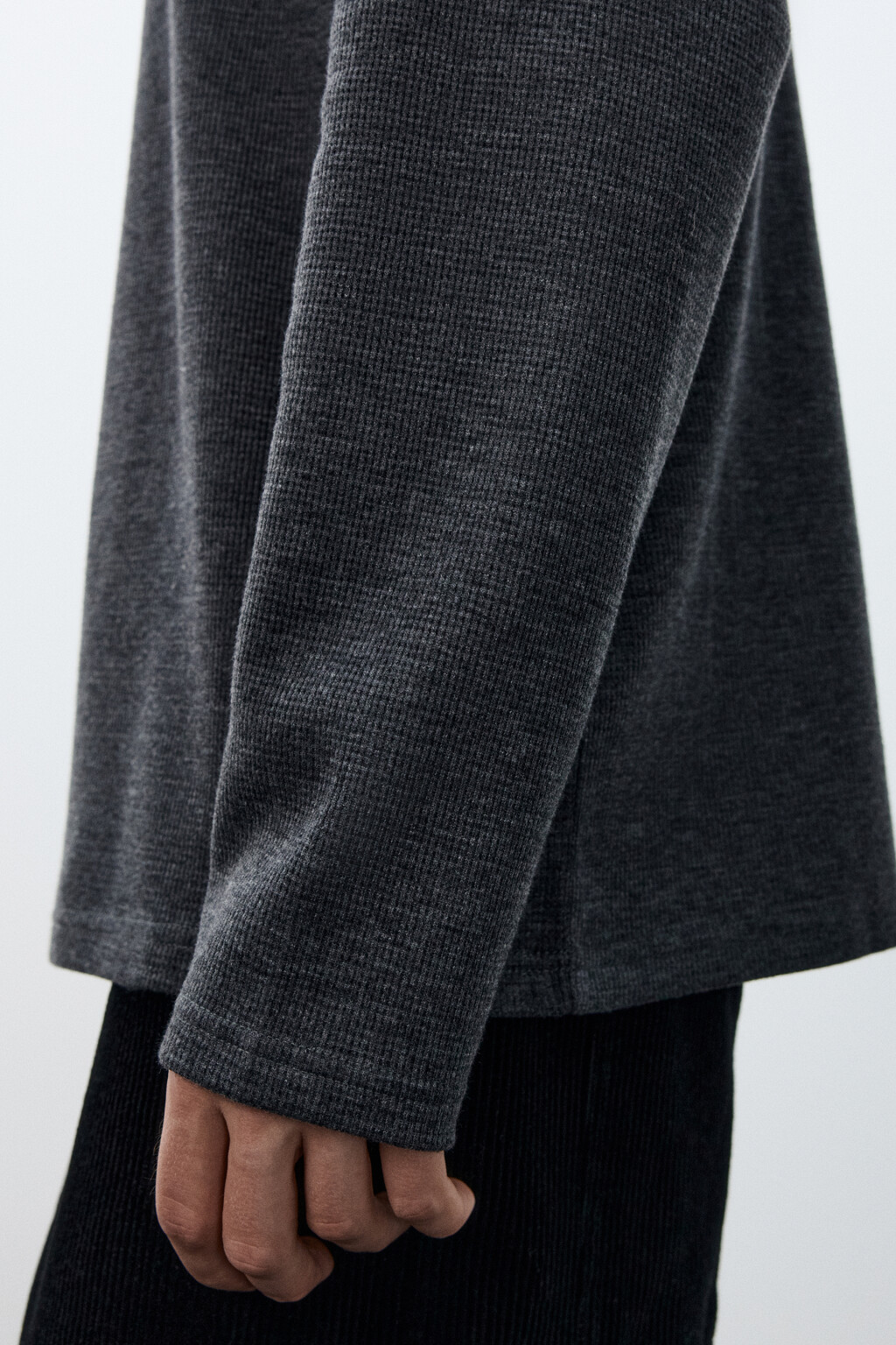 Лонгслив из фактурного трикотажа - цвет черный - 6