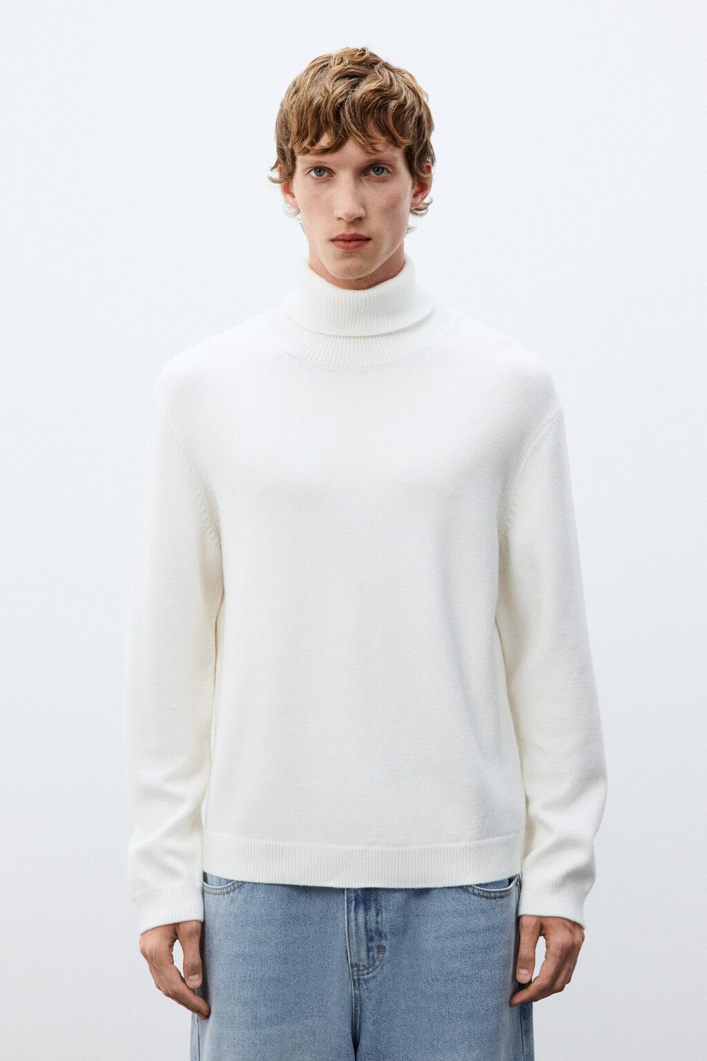 Свитер тонкий с воротником-стойкой - цвет белый - 2