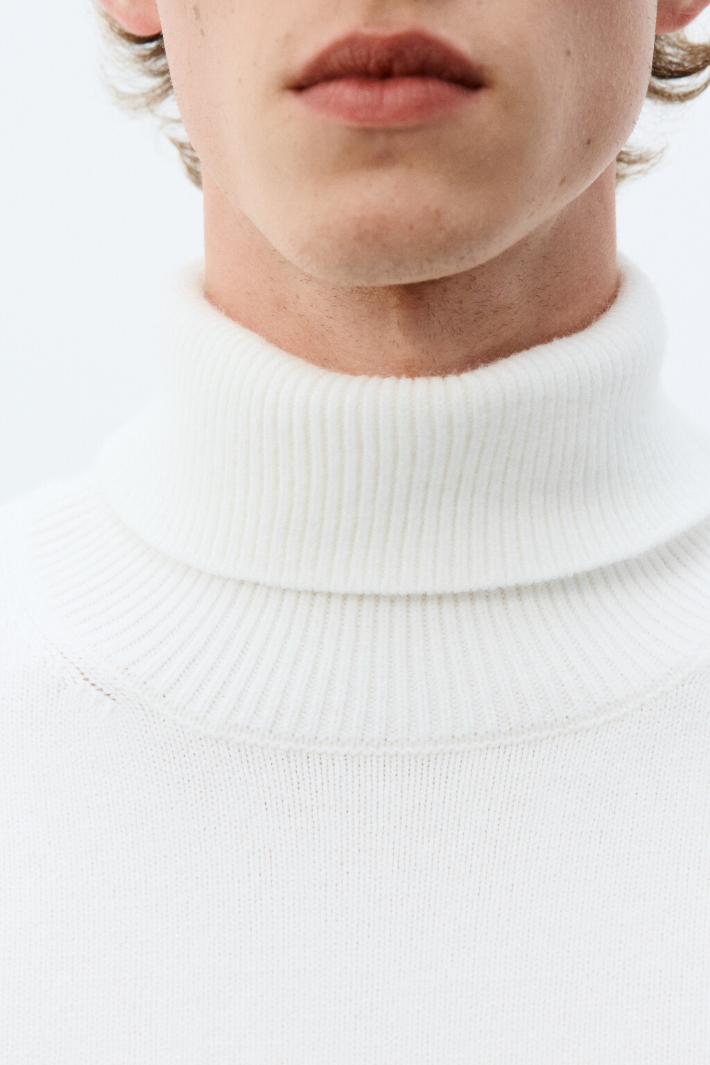 Свитер тонкий с воротником-стойкой - цвет белый - 5
