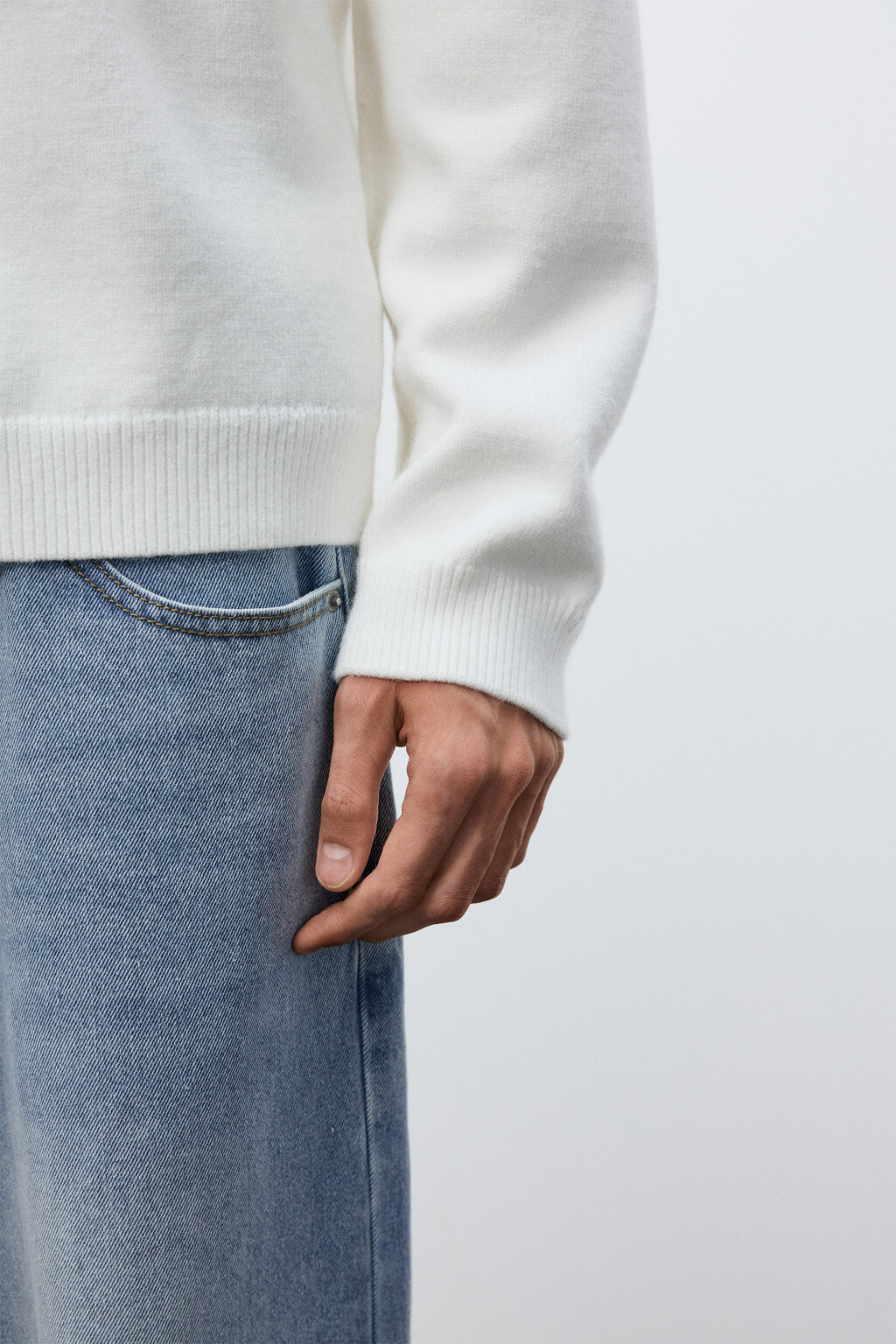 Свитер тонкий с воротником-стойкой - цвет белый - 6