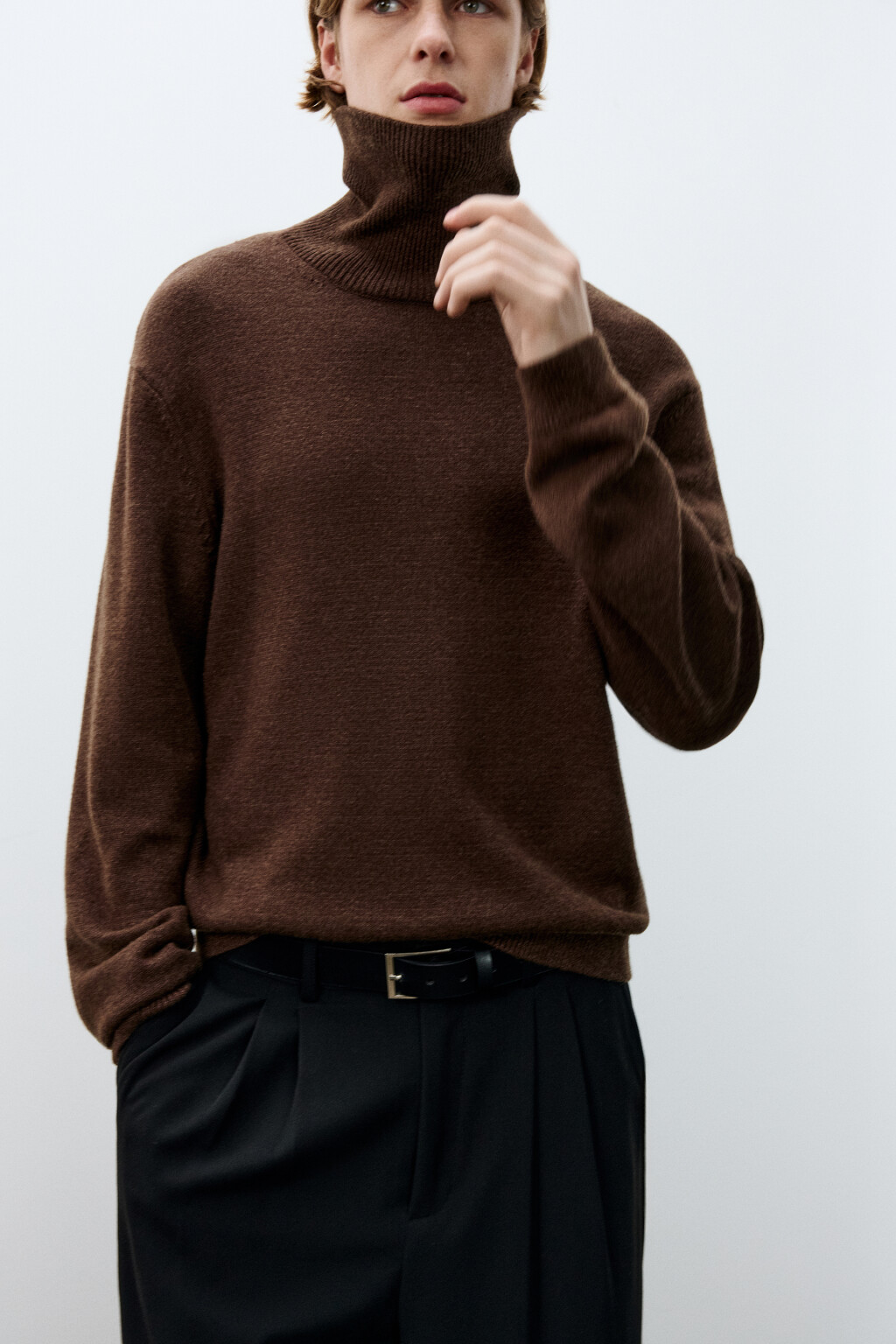 Свитер тонкий с воротником-стойкой - цвет коричневый - 1