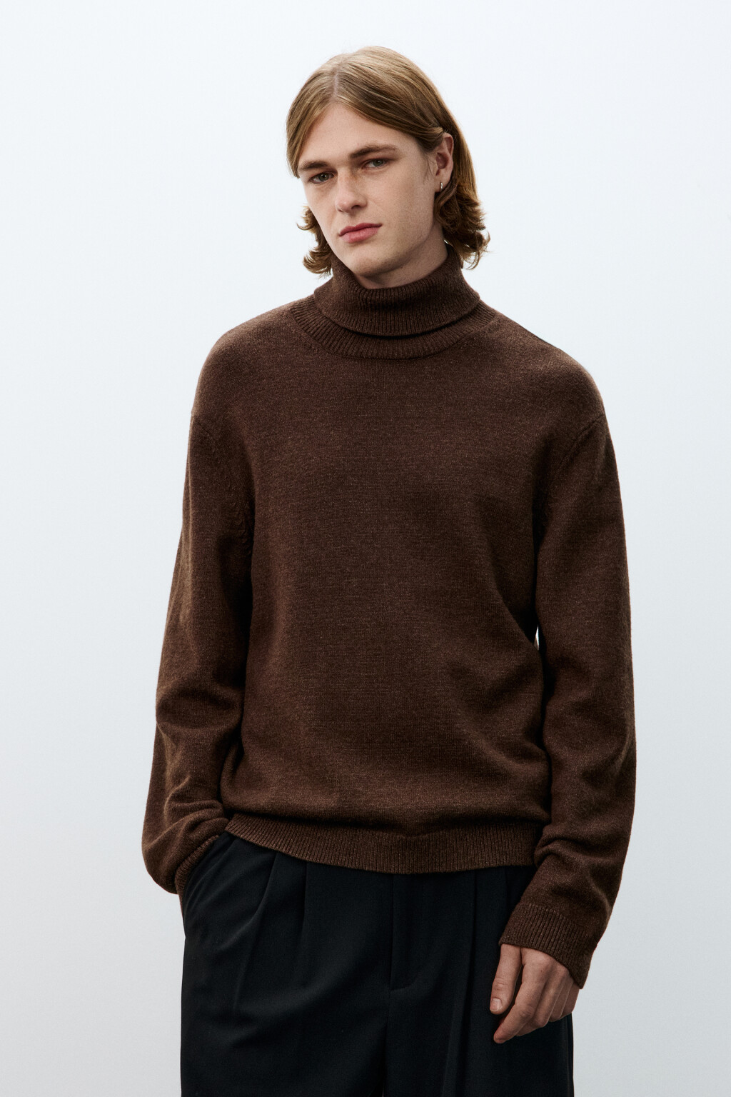 Свитер тонкий с воротником-стойкой - цвет коричневый - 2