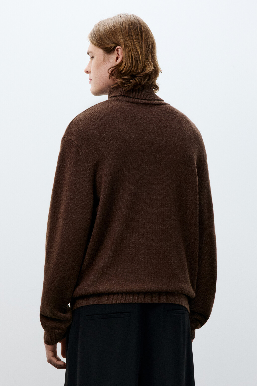 Свитер тонкий с воротником-стойкой - цвет коричневый - 3