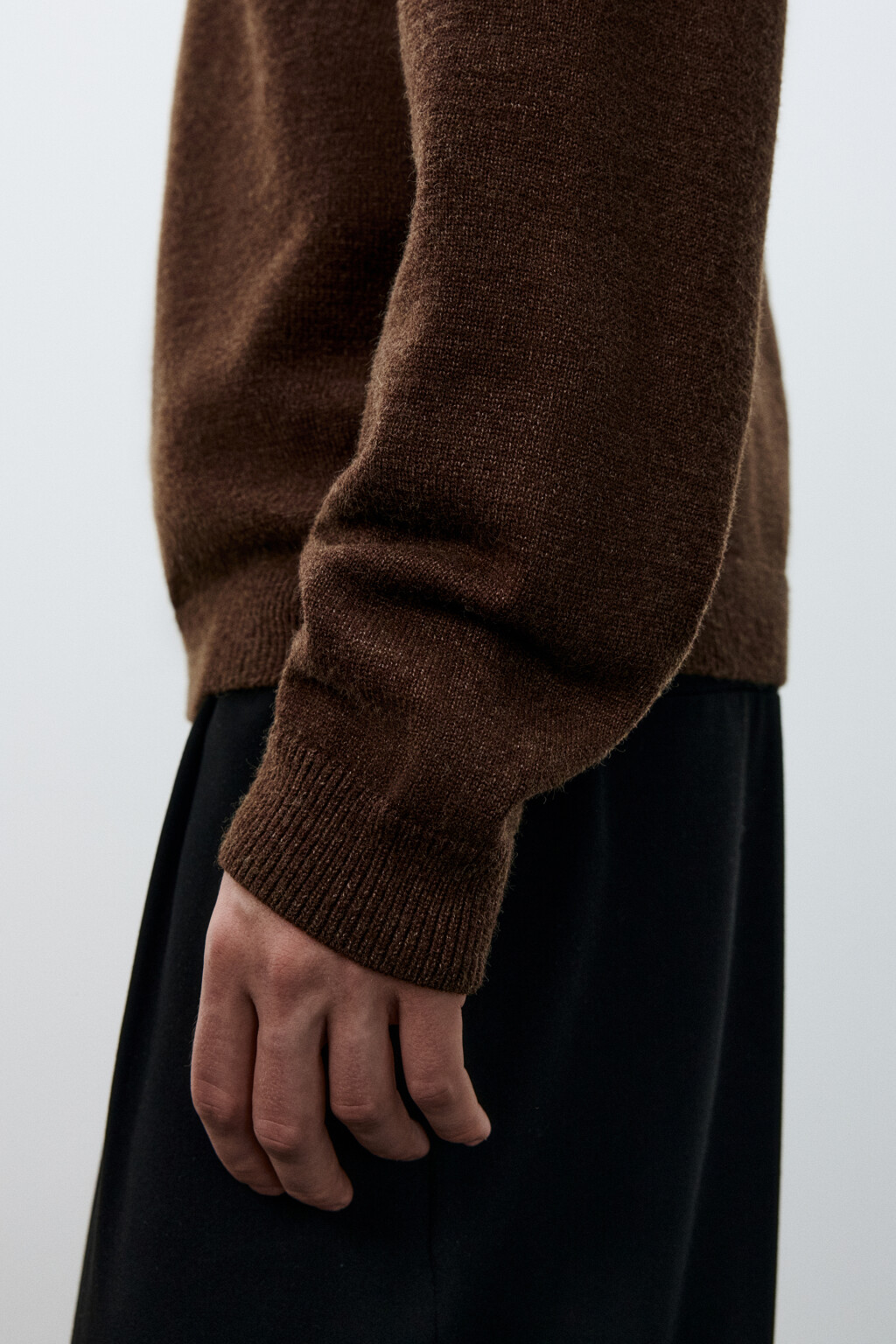 Свитер тонкий с воротником-стойкой - цвет коричневый - 6