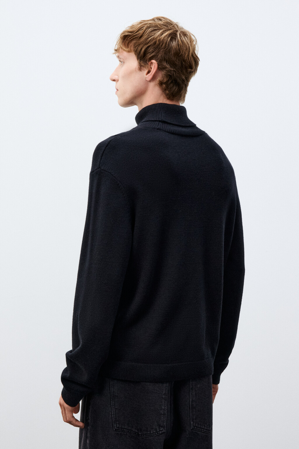 Свитер тонкий с воротником-стойкой - цвет черный - 3