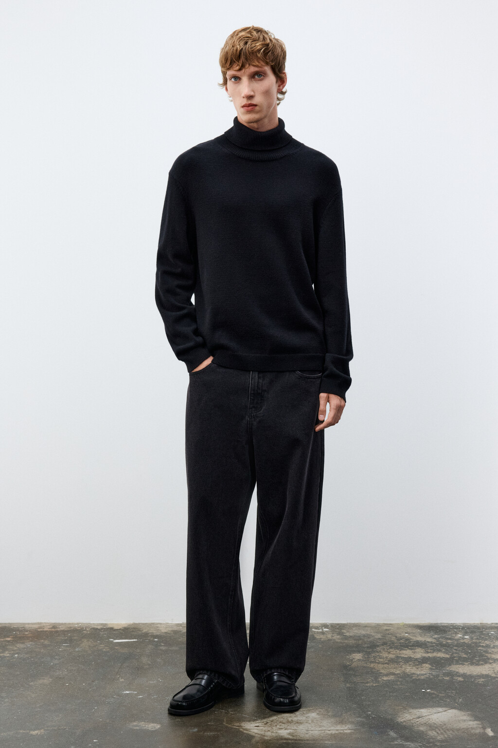 Свитер тонкий с воротником-стойкой - цвет черный - 4