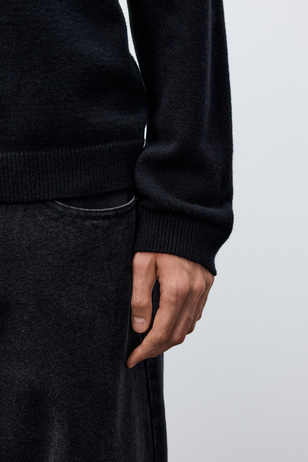 Свитер тонкий с воротником-стойкой - цвет черный - 6