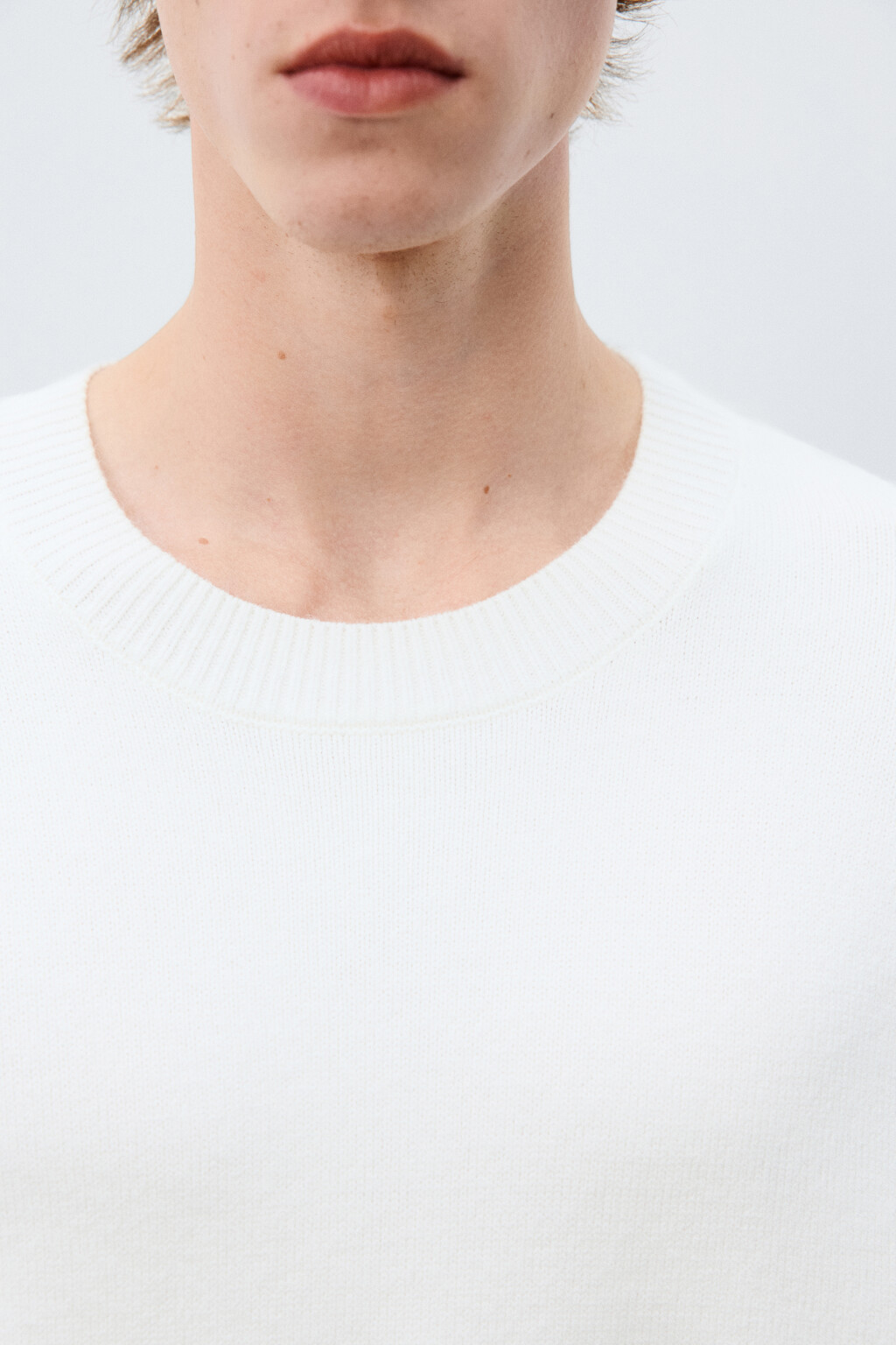 Джемпер из тонкого вязаного трикотажа - цвет белый - 5