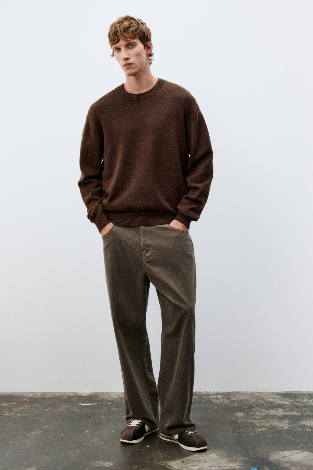 Джемпер из тонкого вязаного трикотажа - цвет коричневый - 4