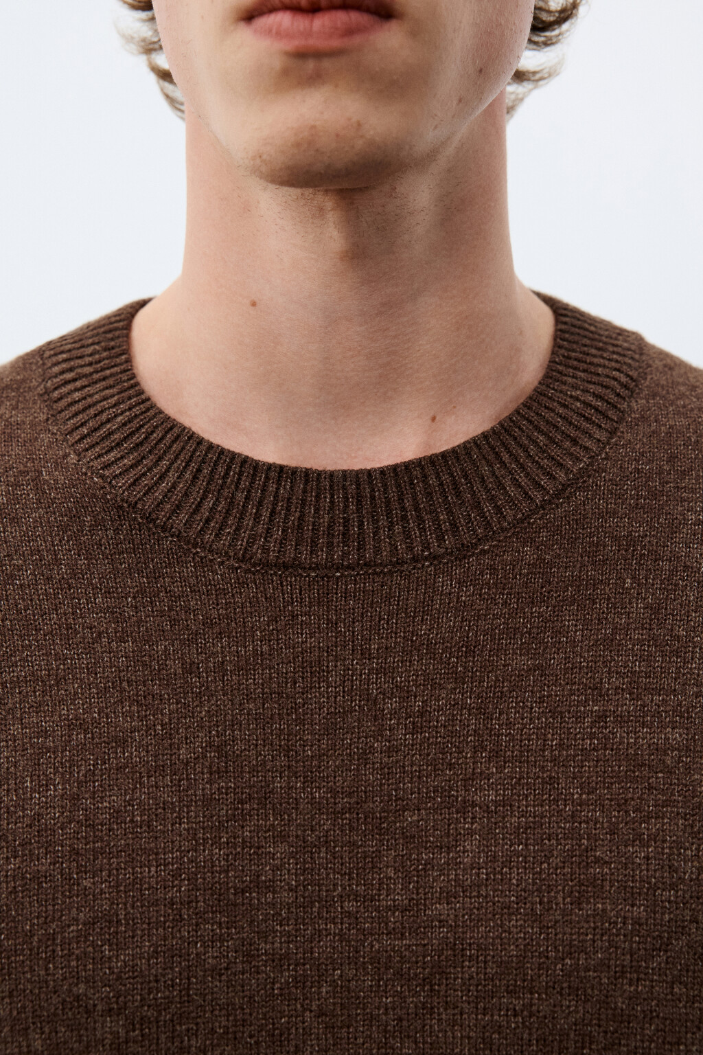 Джемпер из тонкого вязаного трикотажа - цвет коричневый - 5