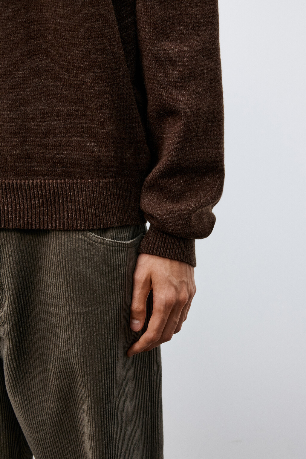 Джемпер из тонкого вязаного трикотажа - цвет коричневый - 6