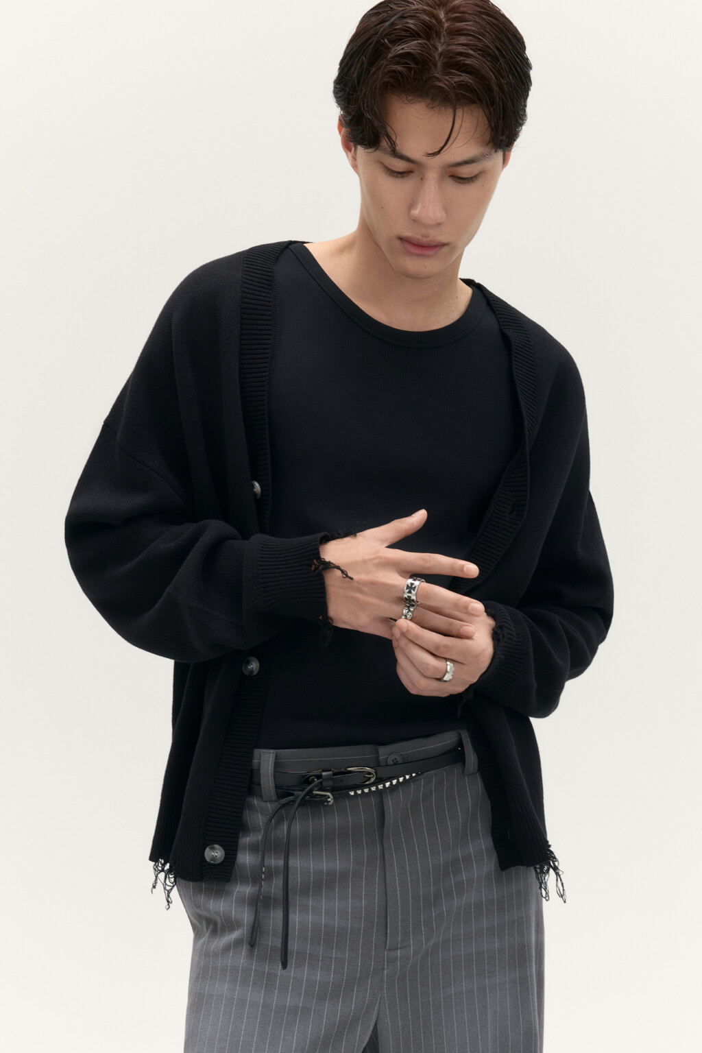 Кардиган на пуговицах с рваными краями - цвет черный - 1