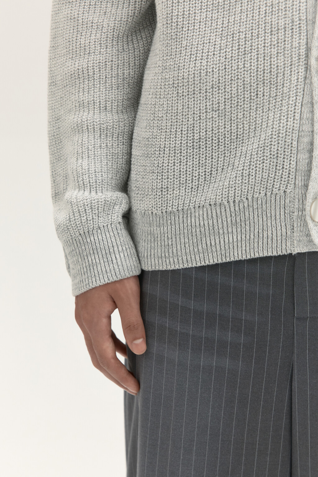 Кардиган на пуговицах с V-вырезом - цвет белый - 5