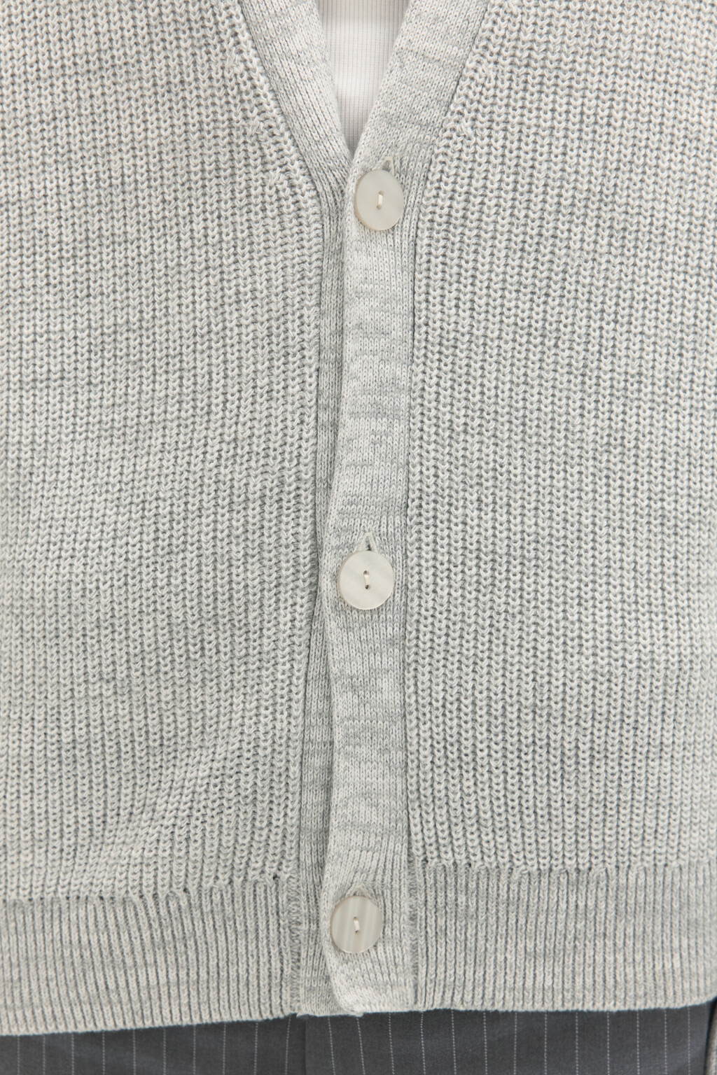 Кардиган на пуговицах с V-вырезом - цвет белый - 6