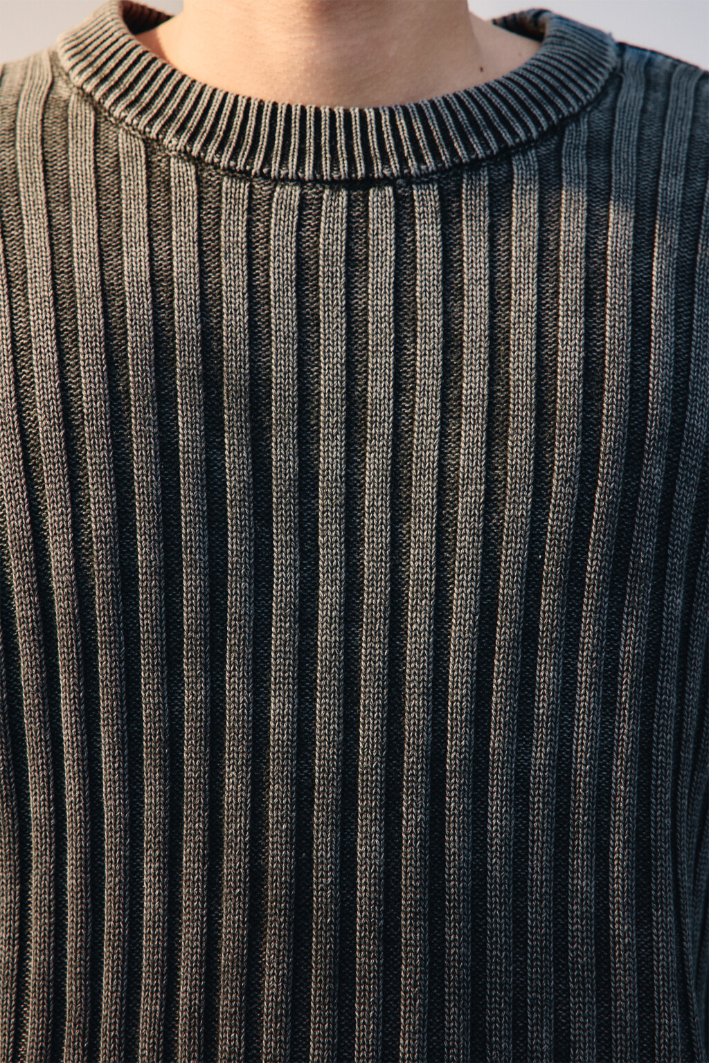 Джемпер вязаный в рубчик - цвет серый - 5