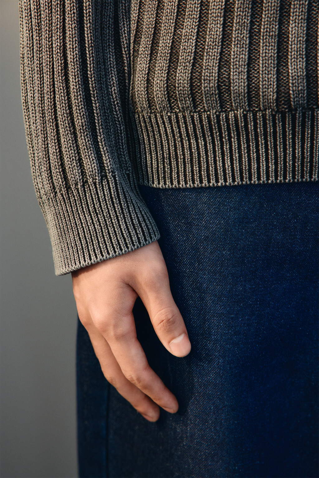 Джемпер вязаный в рубчик - цвет серый - 6