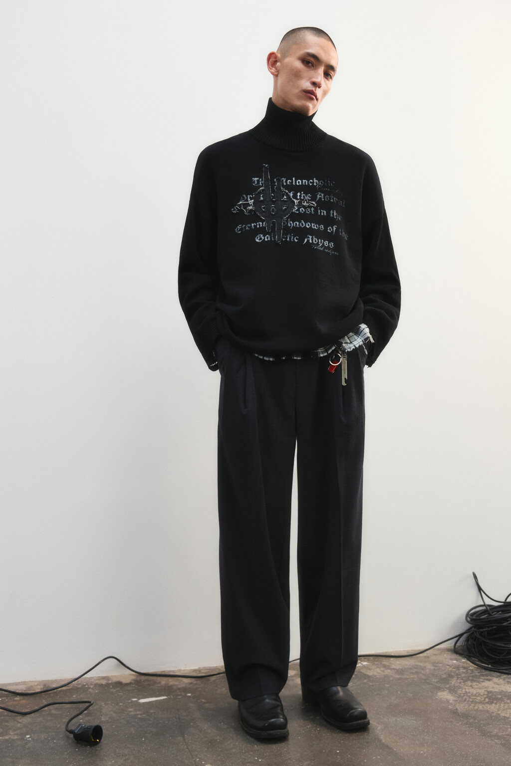 Свитер вязаный рваный с принтом - цвет черный - 1