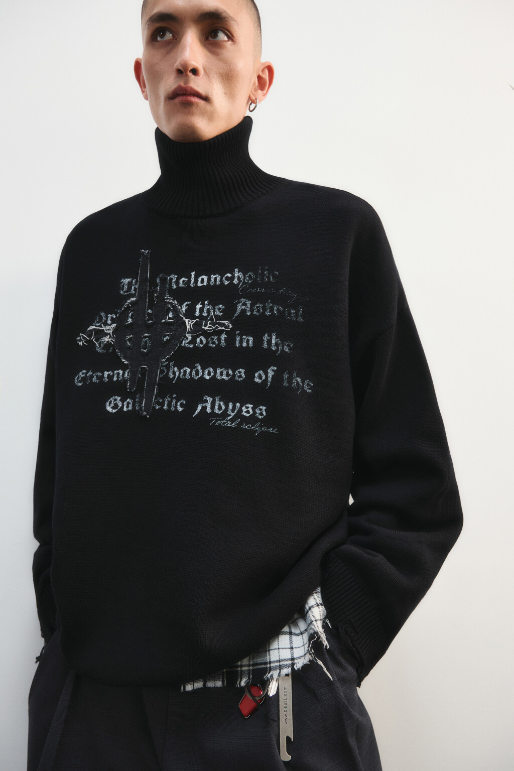 Свитер вязаный рваный с принтом - цвет черный - 2