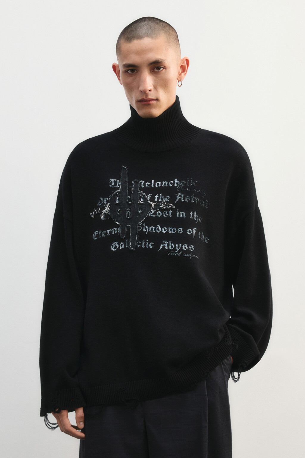 Свитер вязаный рваный с принтом - цвет черный - 3