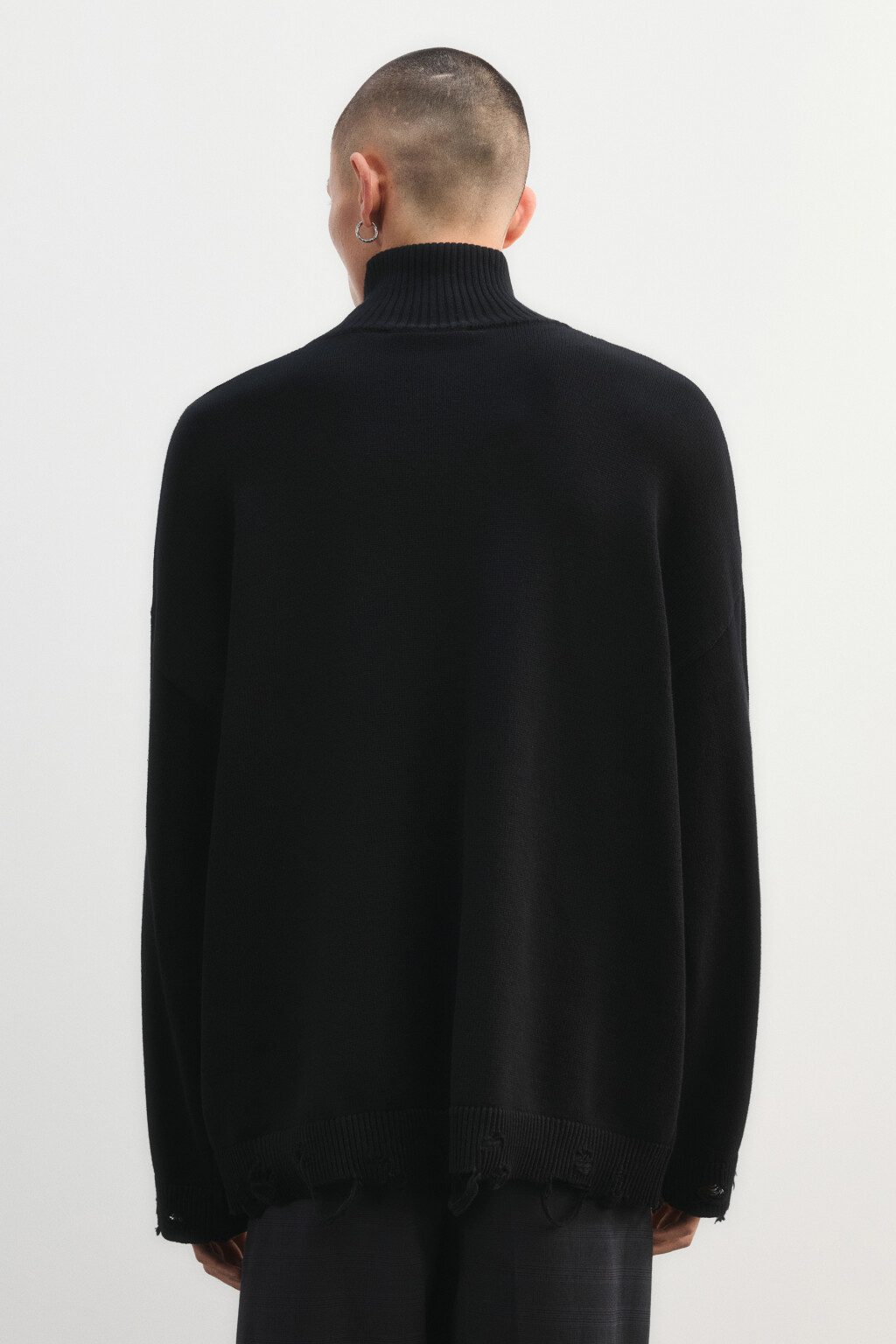 Свитер вязаный рваный с принтом - цвет черный - 4