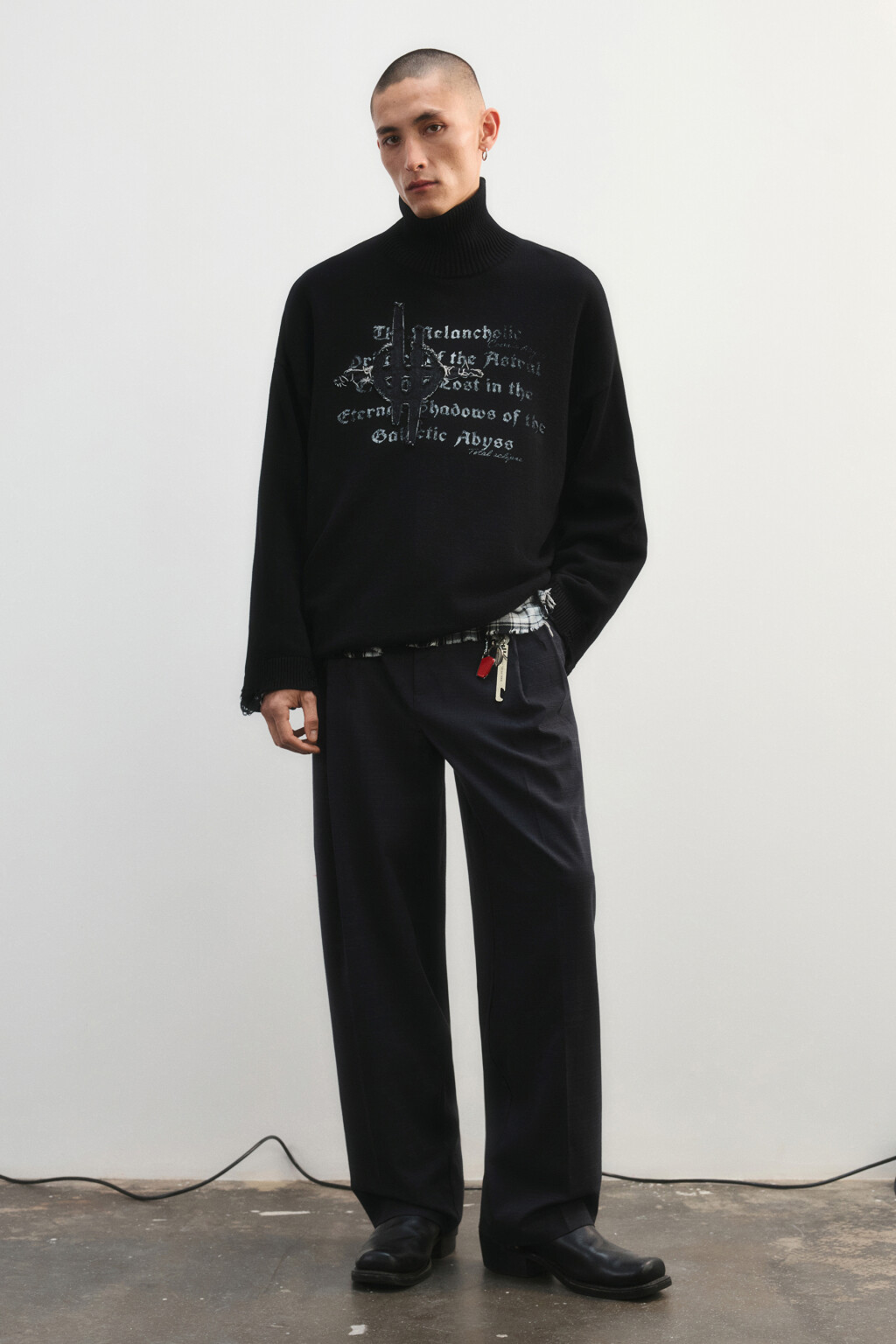 Свитер вязаный рваный с принтом - цвет черный - 5