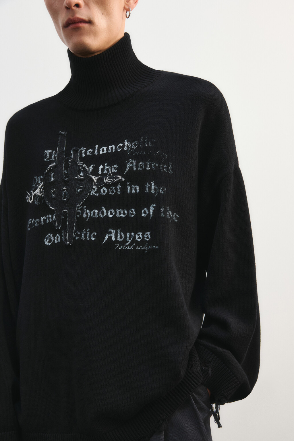Свитер вязаный рваный с принтом - цвет черный - 6