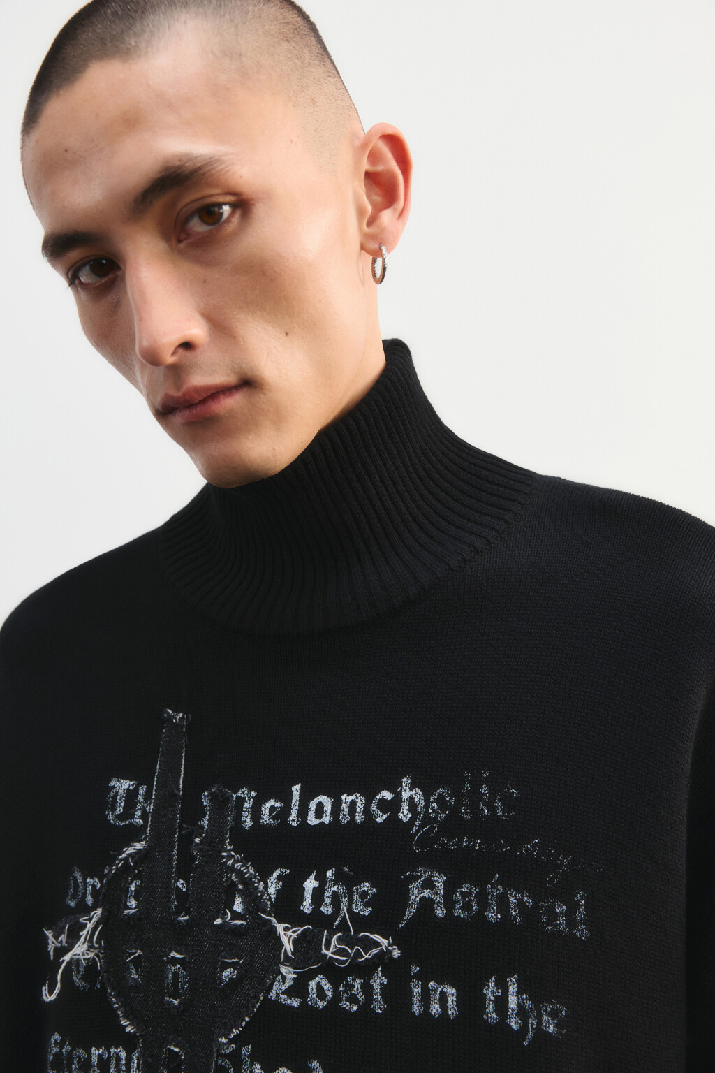 Свитер вязаный рваный с принтом - цвет черный - 7