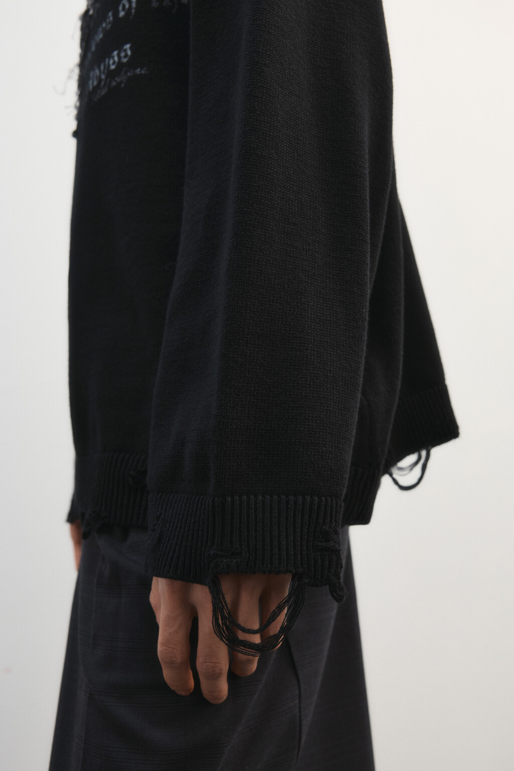 Свитер вязаный рваный с принтом - цвет черный - 8