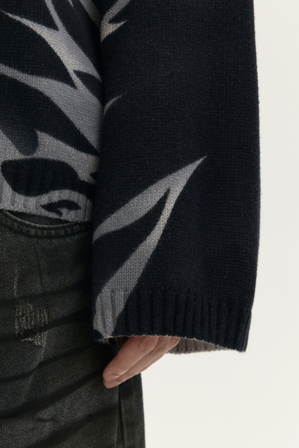 Джемпер вязаный с принтом-абстракцией - цвет черный - 7