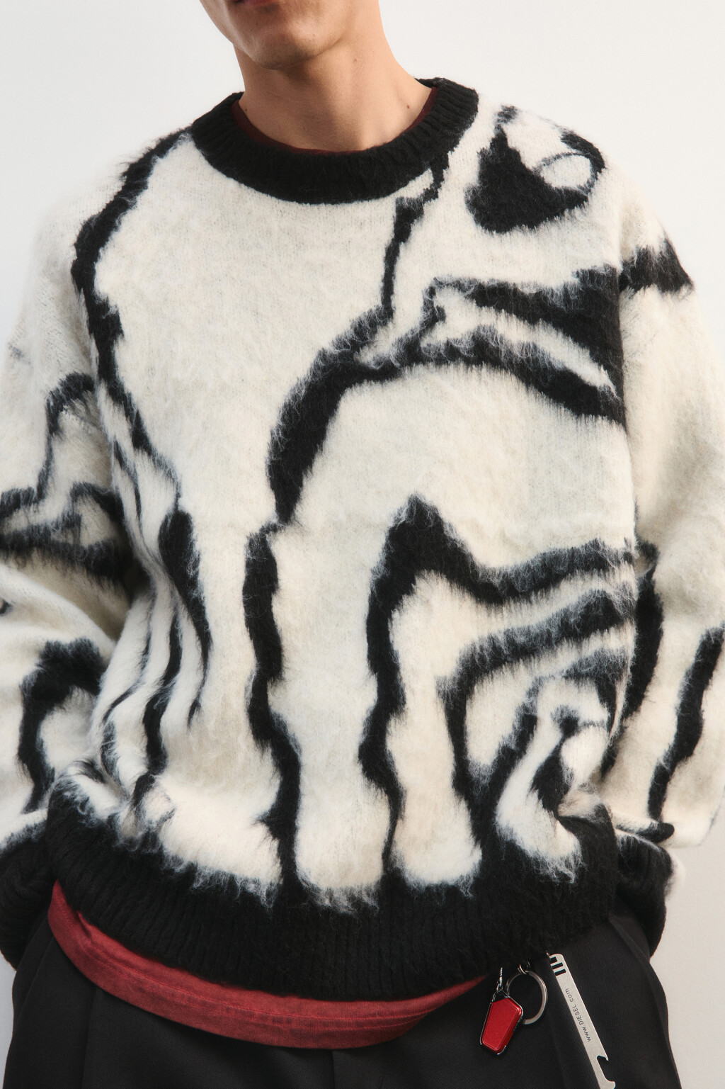 Джемпер вязаный с абстрактным принтом - цвет белый - 2