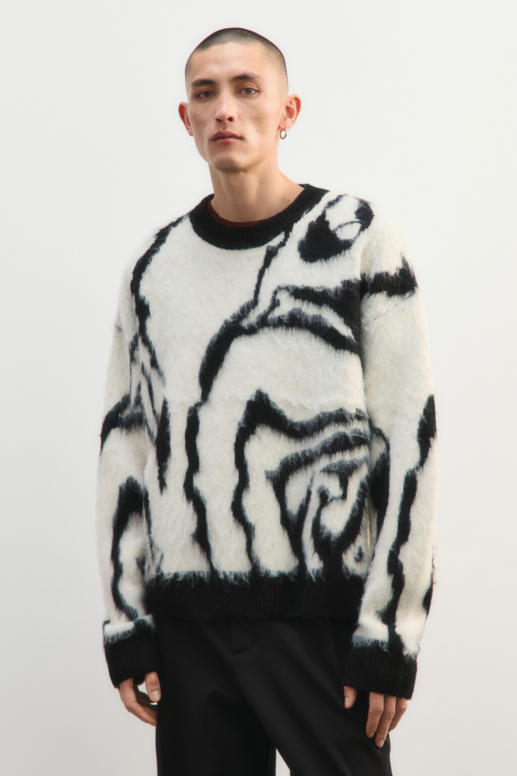 Джемпер вязаный с абстрактным принтом - цвет белый - 3