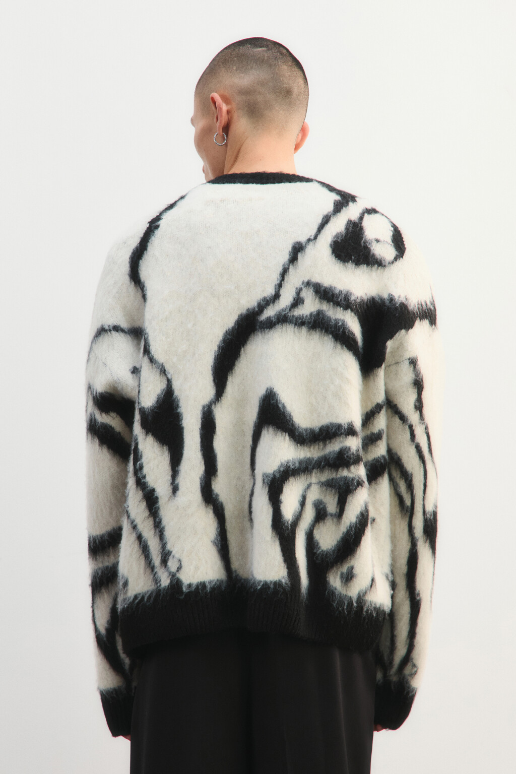 Джемпер вязаный с абстрактным принтом - цвет белый - 4