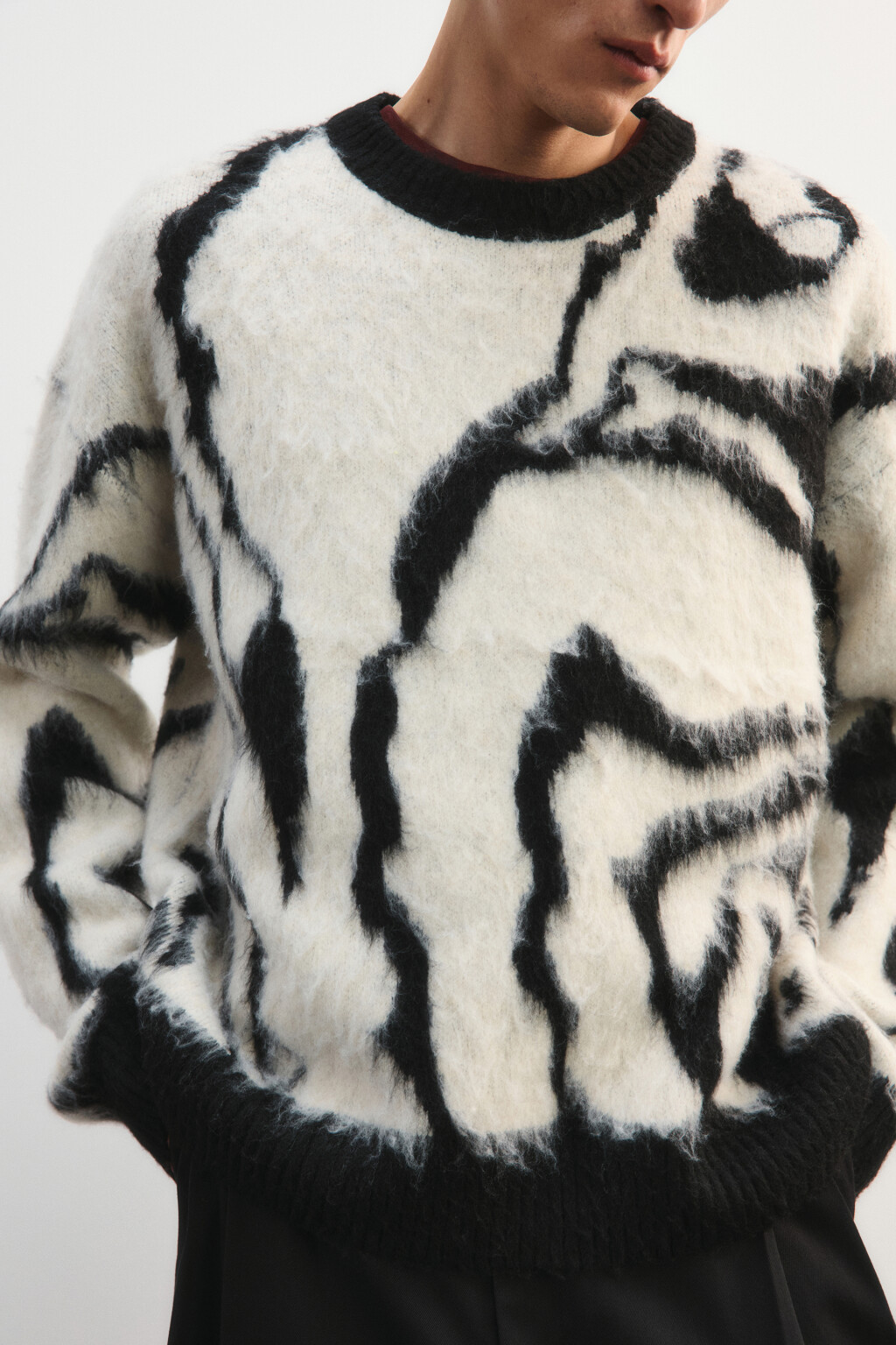 Джемпер вязаный с абстрактным принтом - цвет белый - 6