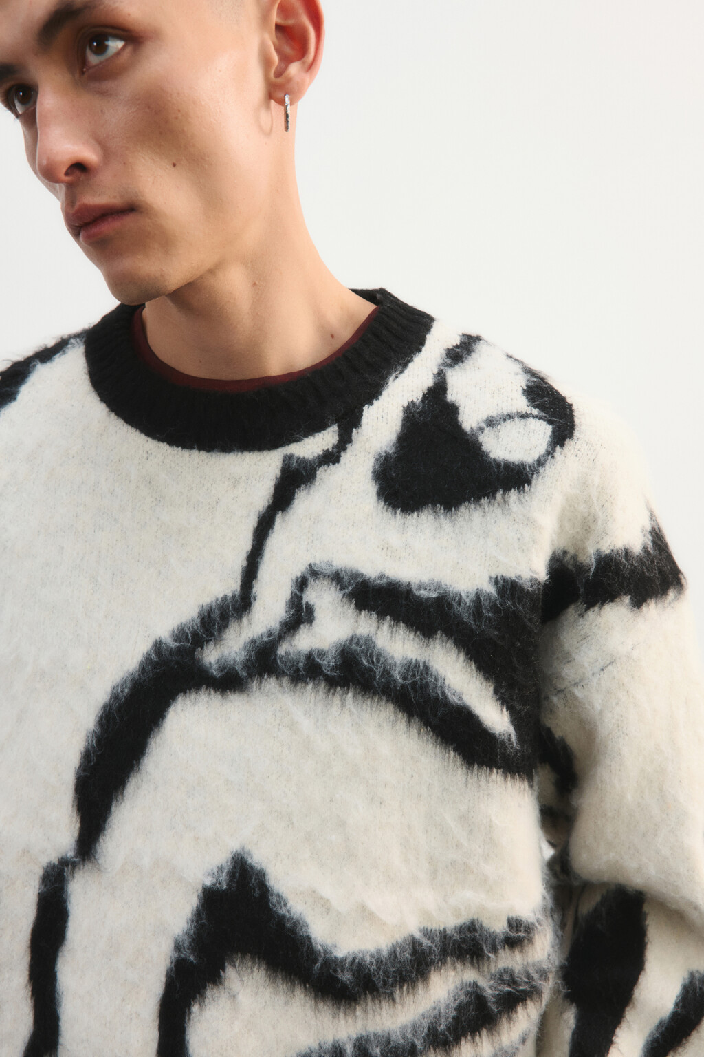 Джемпер вязаный с абстрактным принтом - цвет белый - 7