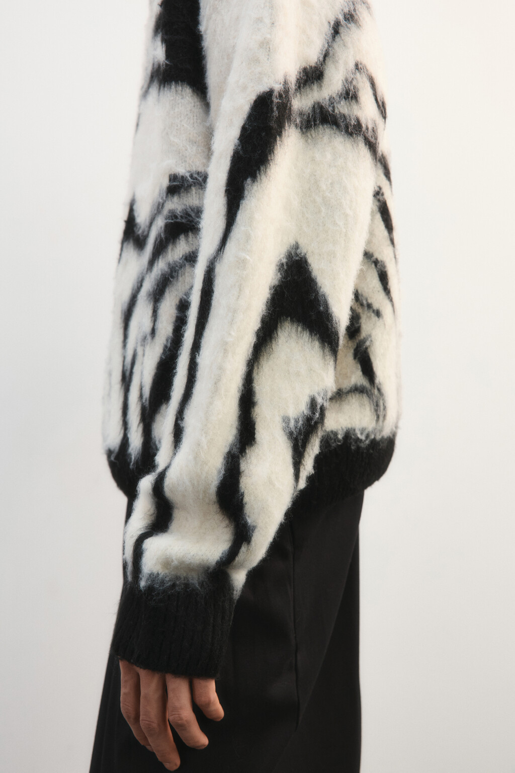 Джемпер вязаный с абстрактным принтом - цвет белый - 8