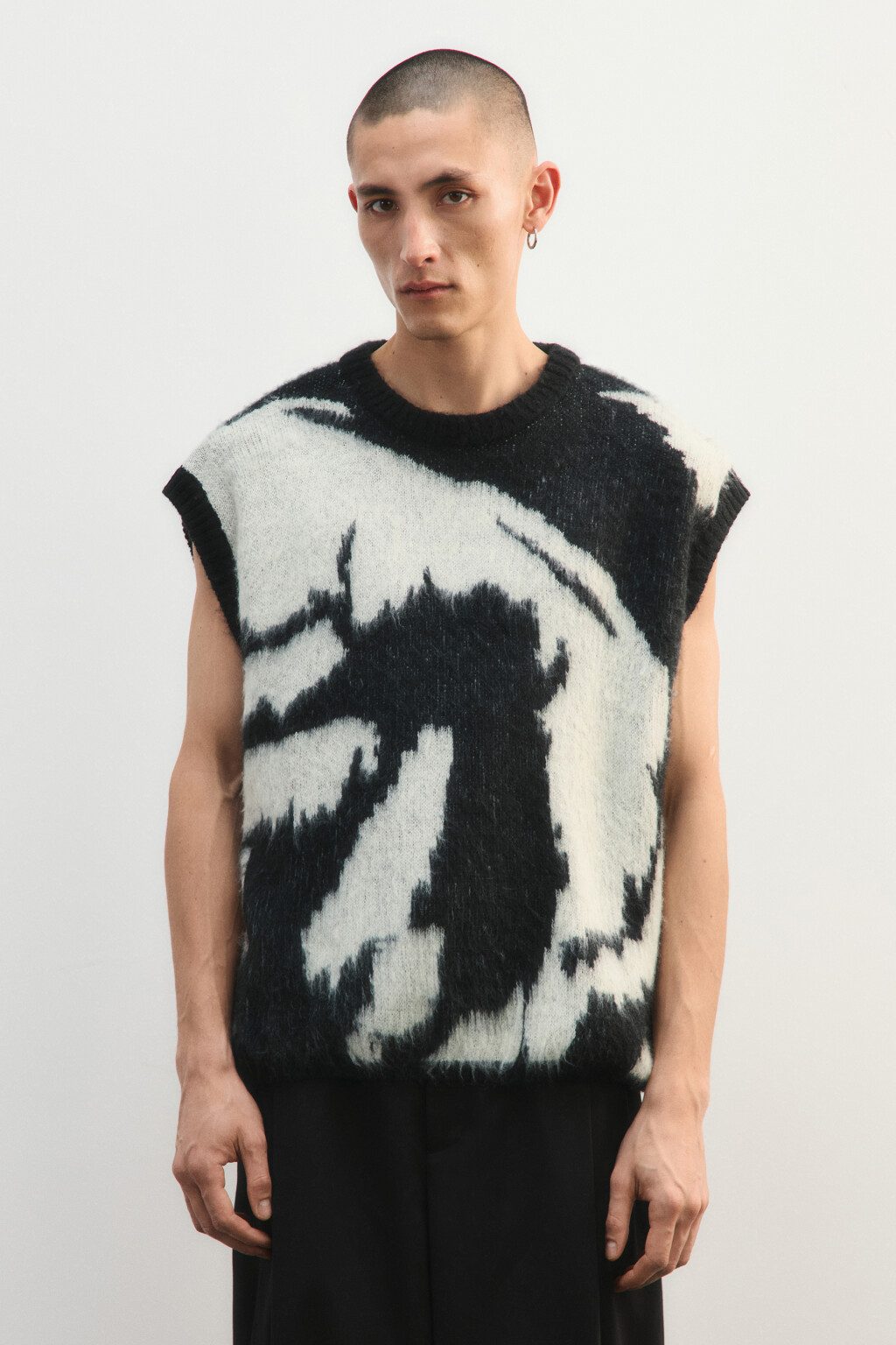 Жилет вязаный с принтом-абстракцией - цвет черный - 2