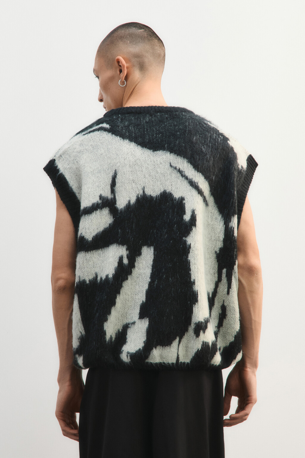 Жилет вязаный с принтом-абстракцией - цвет черный - 3