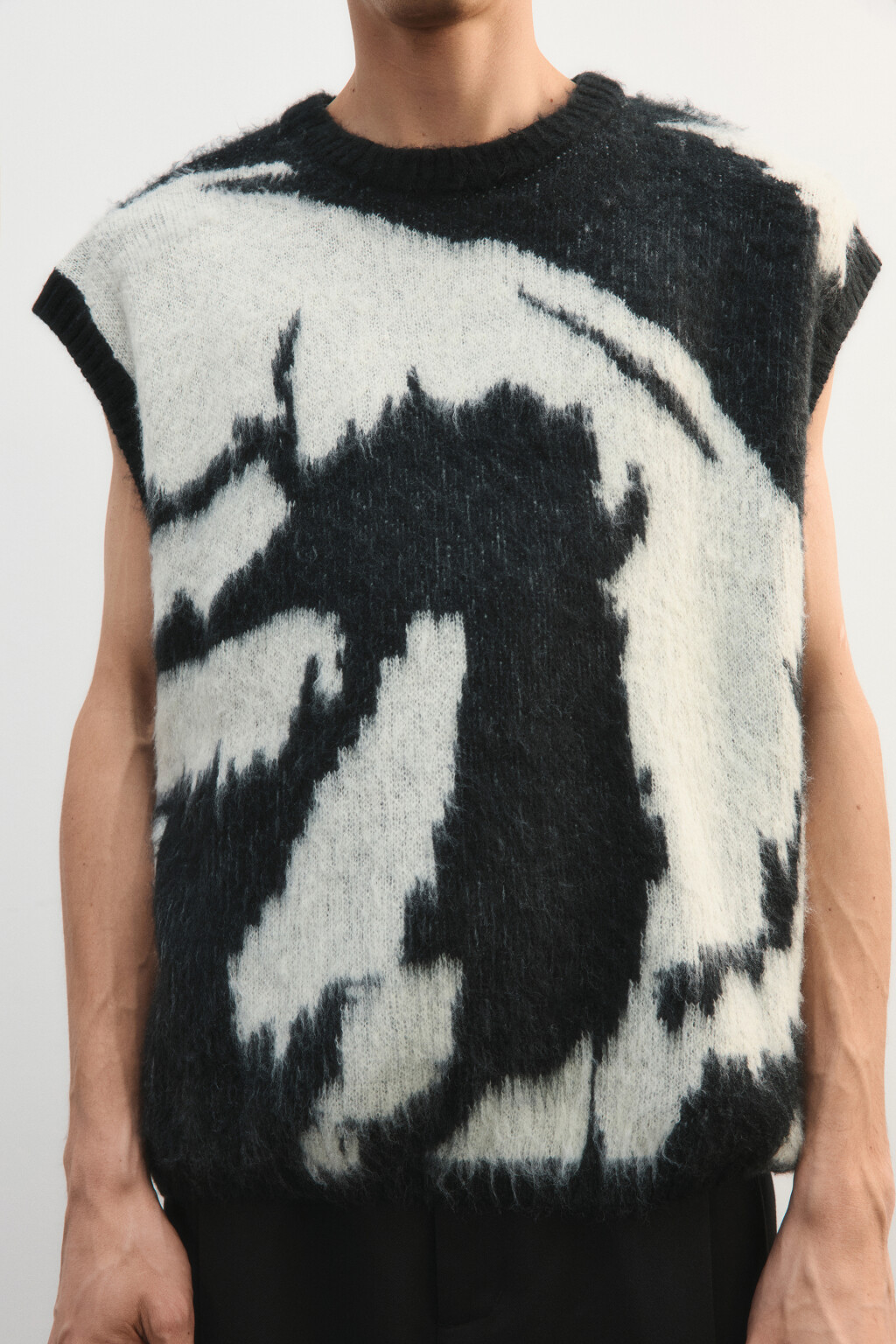 Жилет вязаный с принтом-абстракцией - цвет черный - 5