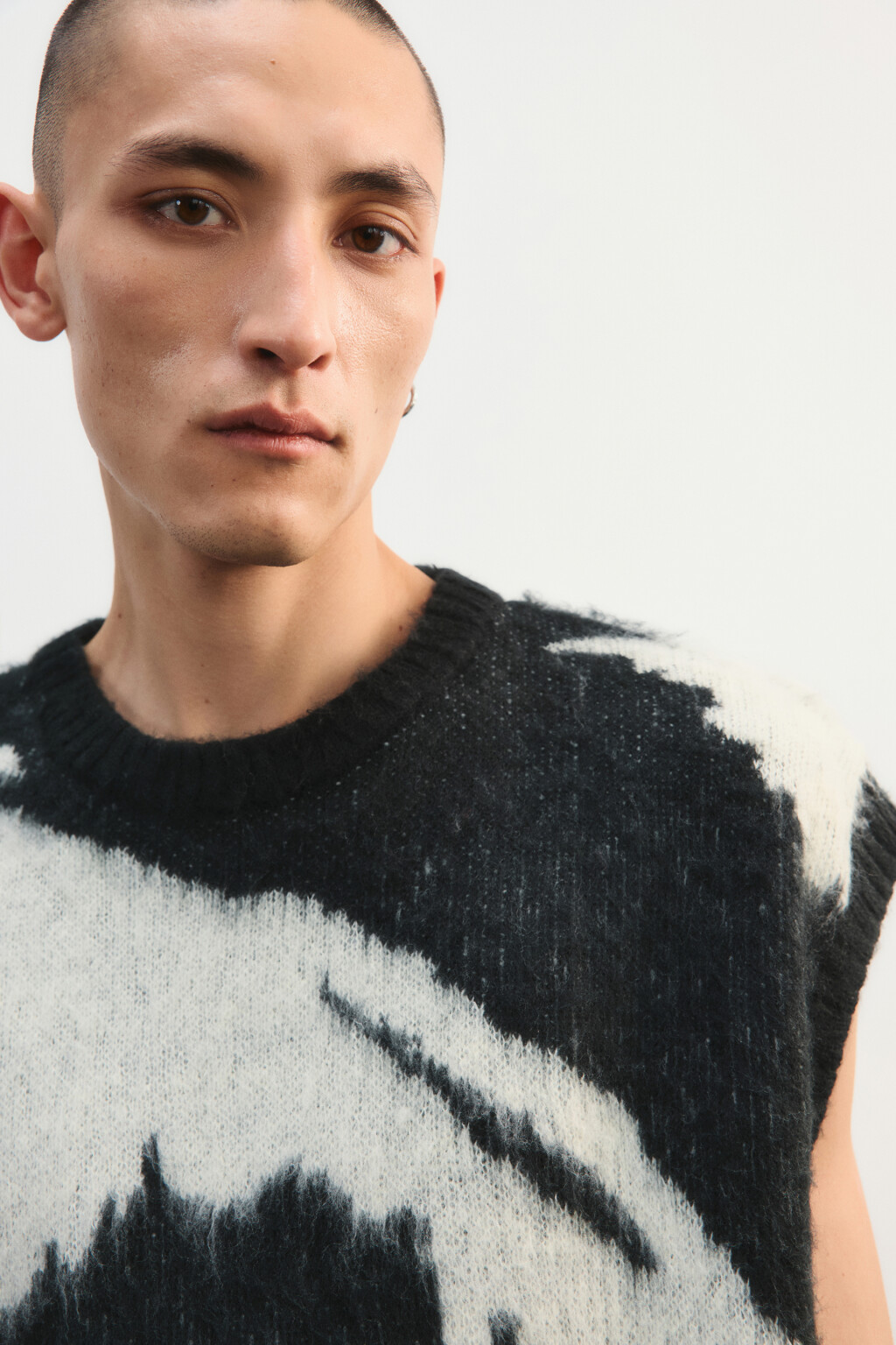 Жилет вязаный с принтом-абстракцией - цвет черный - 6