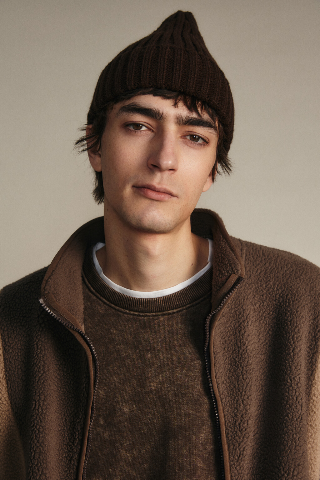 Шапка-бини вязаная в рубчик - цвет коричневый - 6