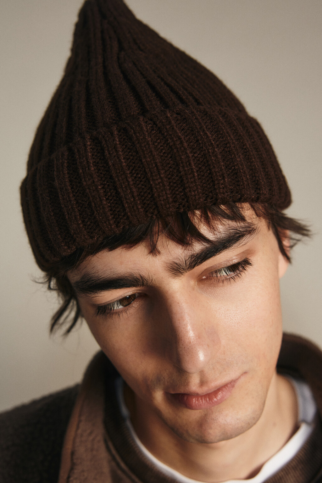Шапка-бини вязаная в рубчик - цвет коричневый - 5