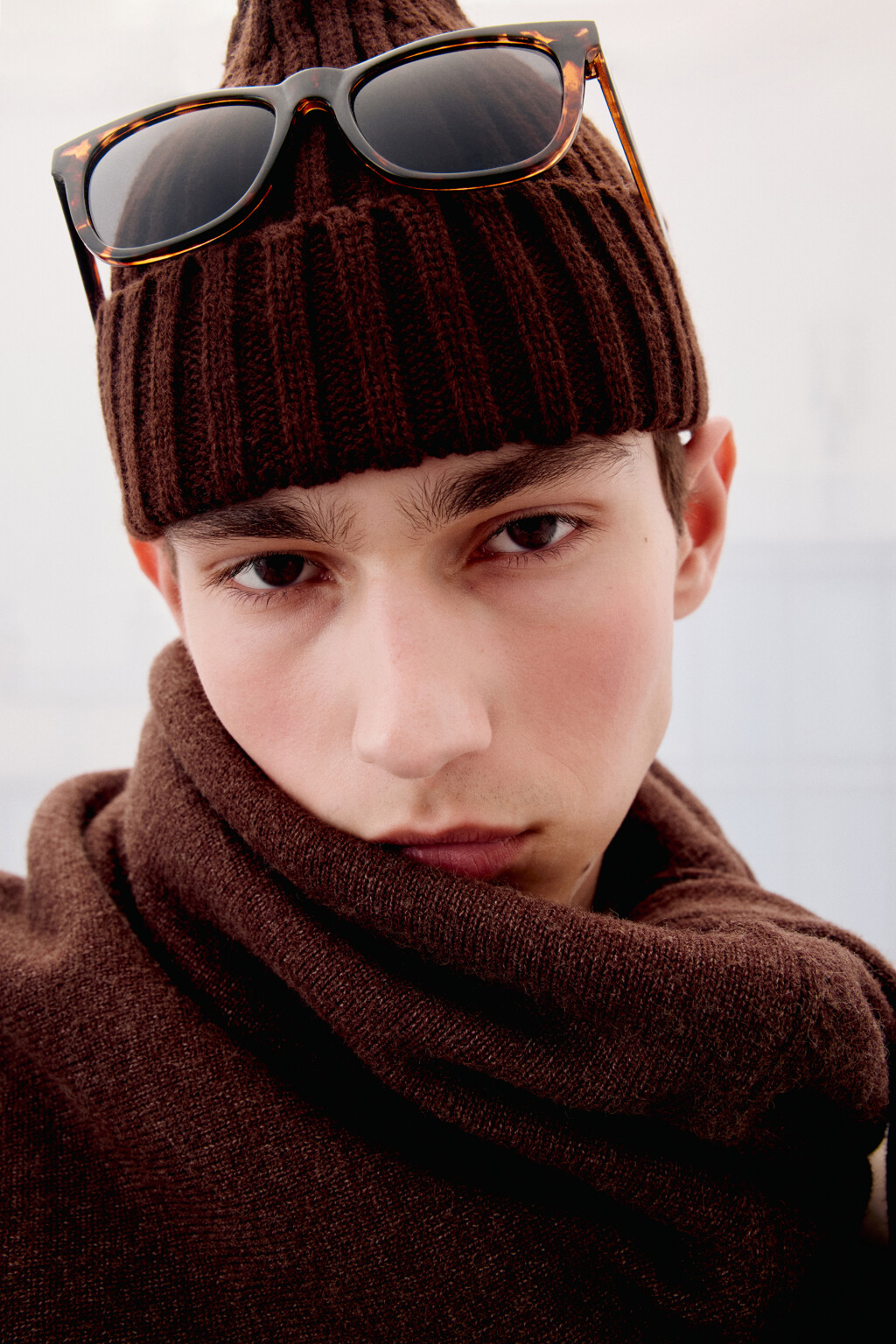Шапка-бини вязаная в рубчик - цвет коричневый - 1