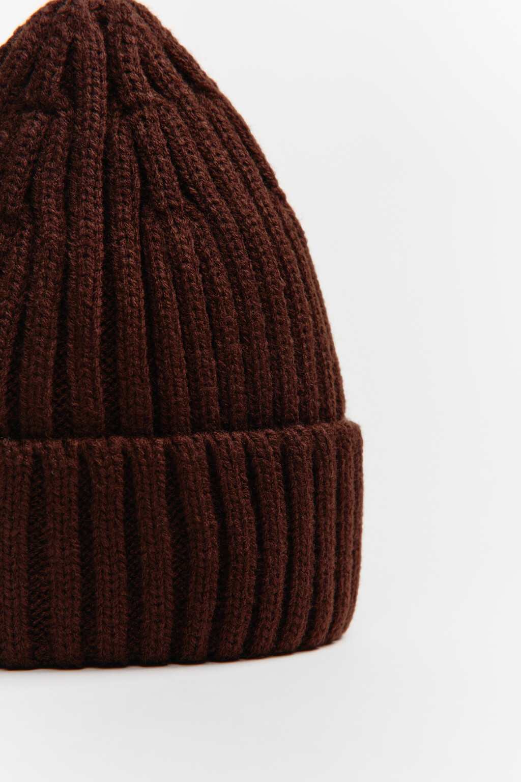 Шапка-бини вязаная в рубчик - цвет коричневый - 3